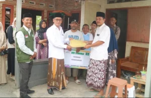 PCNU Kabupaten Pekalongan Bantu Korban Kebakaran Wonoyoso