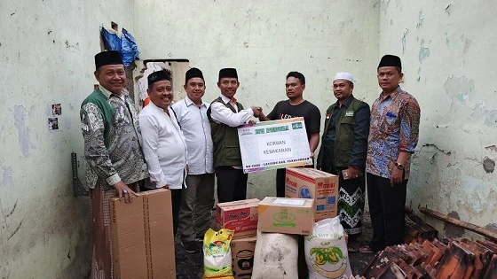 pcnu-pekalongan-serahkan-bantuan-kepada-korban-kebakaran_1722516196