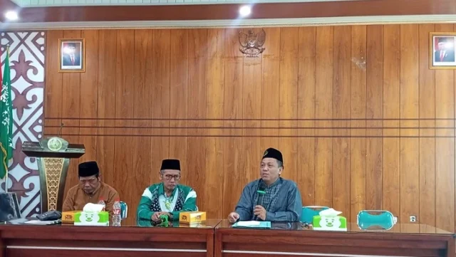 rais-syuriyah-kh-baehaqi-anwar-ketua-tanfidziyah-pcnu-kabupaten-pekalongan-kh-muslikh-khudlori-wakil-rektor-itsnu-pekalongan-h-ali-imron_1719292847