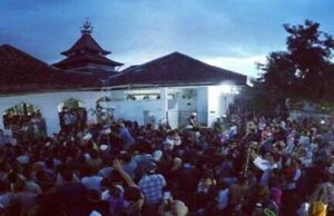 Tradisi Rabu Pungkasan di Pekalongan: Mengambil Berkah Air Sumur di Masjid Jami’ Wonoyoso.