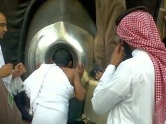 Mencium Hajar Aswad: Antara Ketaatan, Keamanan dan Adab