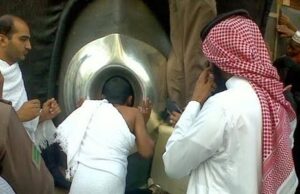 Mencium Hajar Aswad: Antara Ketaatan, Keamanan dan Adab