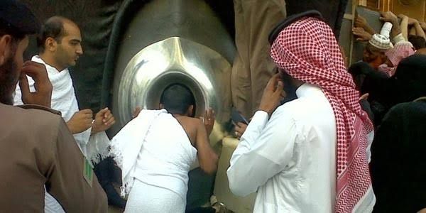 mencium hajar aswad