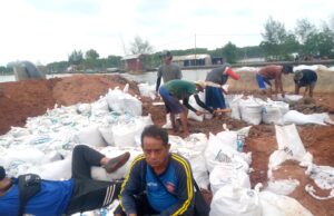 Tanggul Jebol di Desa Jeruksari, Relawan LPBINU Gotong-Royong Lakukan Perbaikan