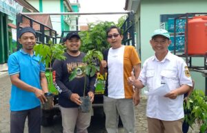LPBINU Kabupaten Pekalongan Serahkan Bibit Tanaman Produktif untuk Pemberdayaan dan Kelestarian Lingkungan
