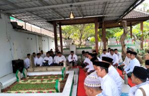 Jejak Khidmah Para Masyayikh: Ziarah PCNU Kabupaten Pekalongan Peringati Harlah ke-102 NU