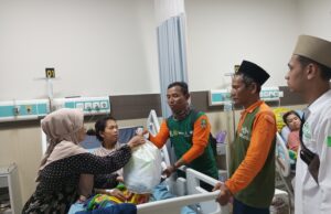 LAZISNU PCNU Kabupaten Pekalongan Salurkan Bantuan untuk Korban Longsor Petungkriyono yang Dirawat di RSUD Kajen