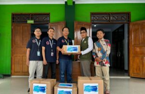 Yayasan Dana Kemanusiaan Kompas Salurkan Bantuan Alat Tulis Sekolah untuk Korban Banjir dan Tanah Longsor di Kabupaten Pekalongan