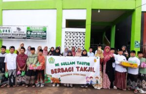 MI Sullam Taufiq Kajen Berbagi Takjil, Latih Kepedulian dan Solidaritas Siswa