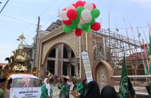 Masjid Al-Mahfudz Pucung Dipasang Mahkota Kubah