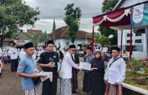 Syiar Hari Santri, LWPNU Doro Serahkan 70 Salinan Sertifikat Tanah Wakaf dan Piagam Penghargaan