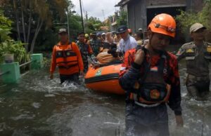 Banser Pekalongan Siaga Bencana, Evakuasi Warga dan Bantu Logistik