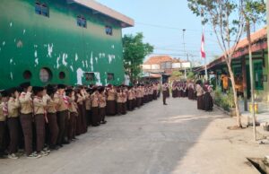 Tarian dan Nyanyian Pelajar Jadi Sorotan dalam Peringatan Hari Kebangkitan Nasional di MIS Karangjompo