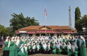 Tunjukkan Khidmat, 8 Srikandi Fatayat NU Tanjung Ikuti Upacara HUT ke-81 RI