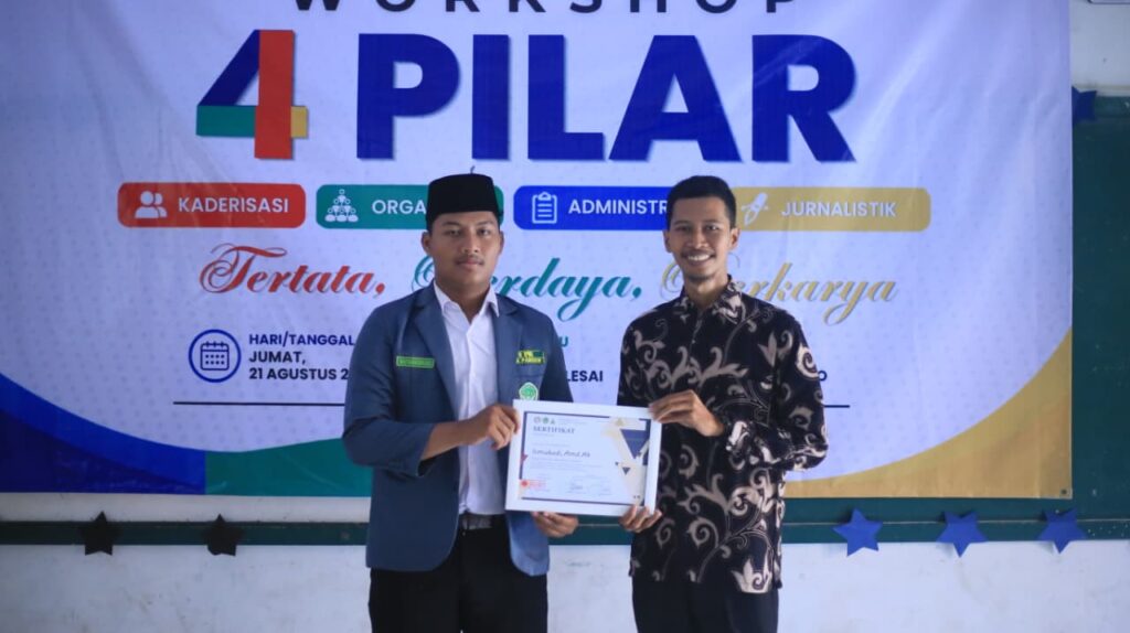Foto penyerahan sertifikat penghargaan oleh panitia ke pemateri