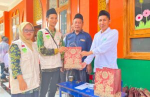 UPZISNU Simbang Kulon Bagikan Alat Tulis untuk 124 Peserta Khitan Massal