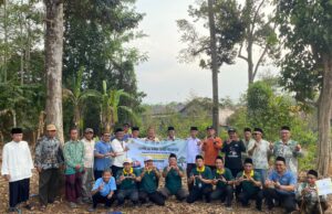 Usung Tema Ekoteologi, MWC NU Doro Tanam Bibit Durian Unggul di Tanah Wakaf Produktif