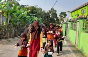 Bikin Gemas! Tradisi Kakak Gandeng Adik Warnai Kamis Sehat Awal Bulan MI Salafiyah Sembungjambu Kecamatan Bojong